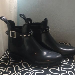 Black rubber Chelsea boots